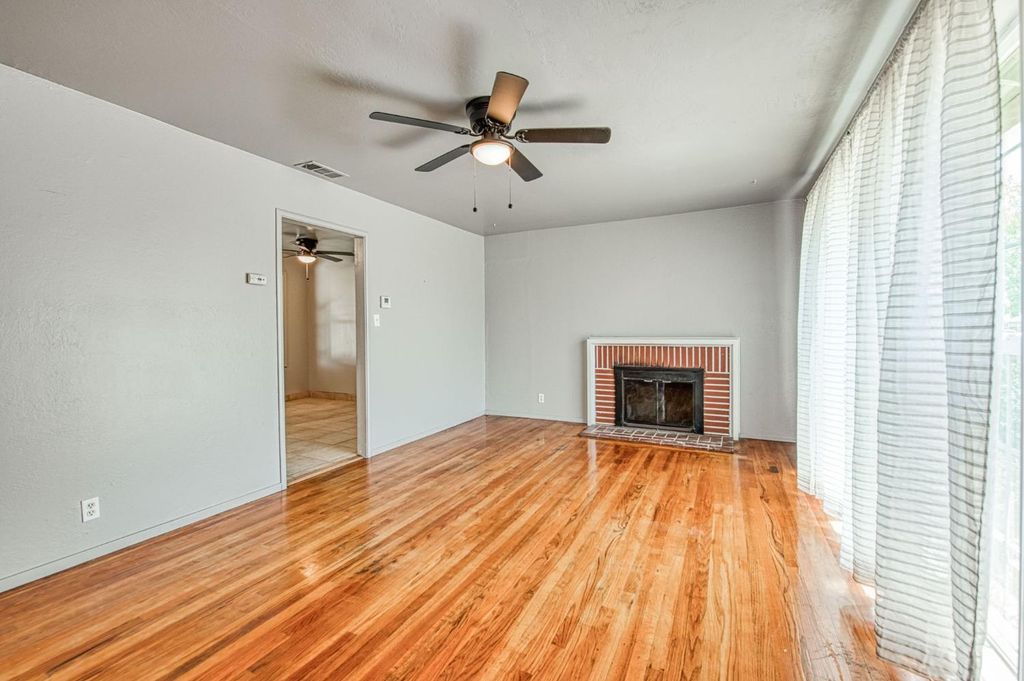 Image 14 of property listing at 1534 W Saginaw Way, Fresno, CA 93705