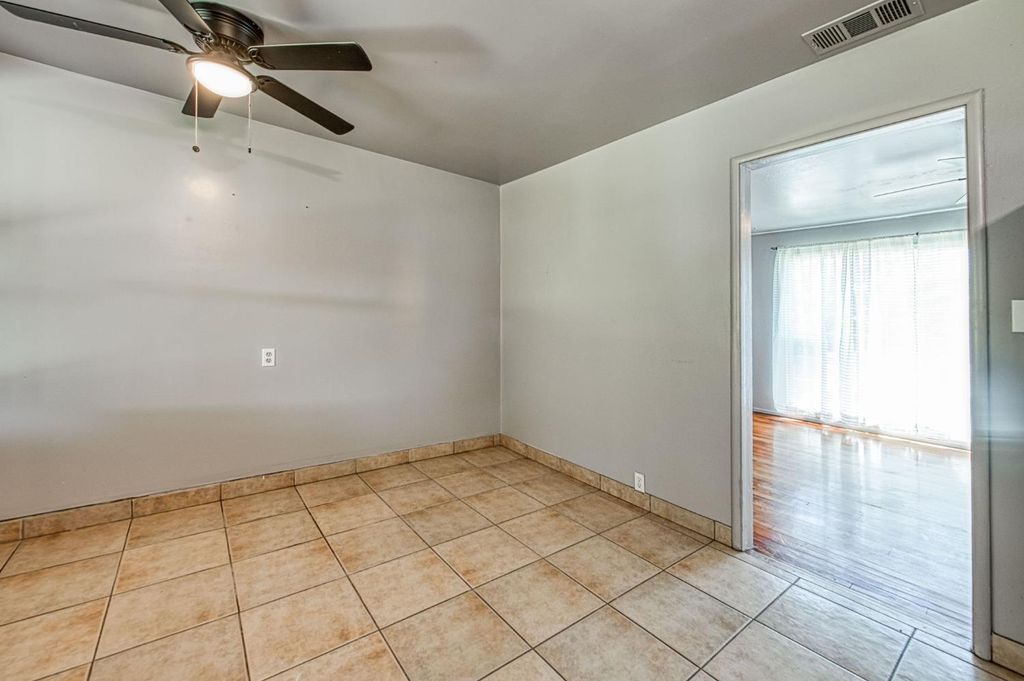 Image 4 of property listing at 1534 W Saginaw Way, Fresno, CA 93705