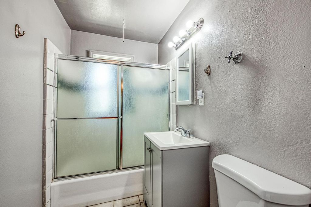 Image 7 of property listing at 1534 W Saginaw Way, Fresno, CA 93705