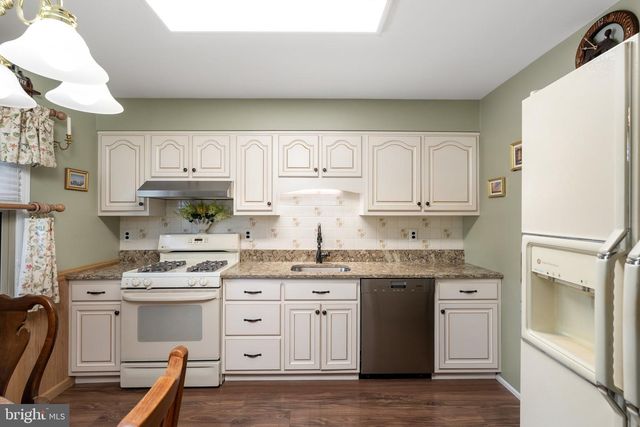 8 HERITAGE WAY, Lawrence Township, NJ 08648