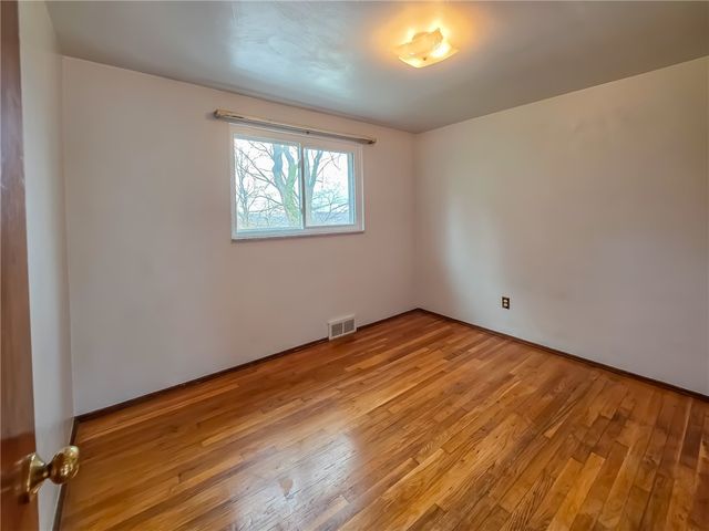 1494 Blossom Hill Rd, Castle Shannon, PA 15234