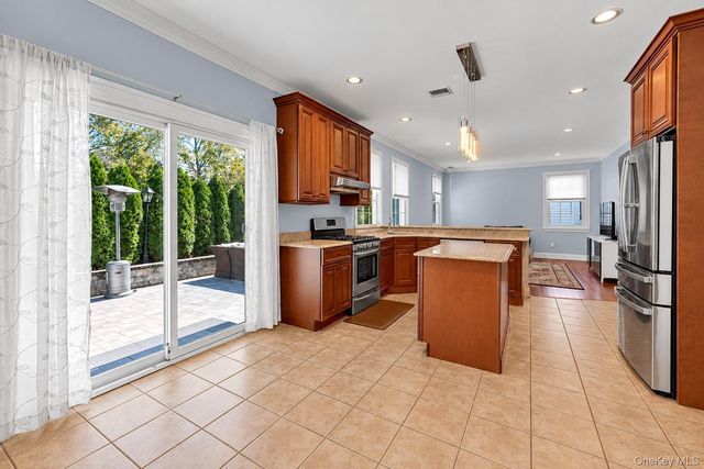 184 Cranberry Court, Melville, NY 11747