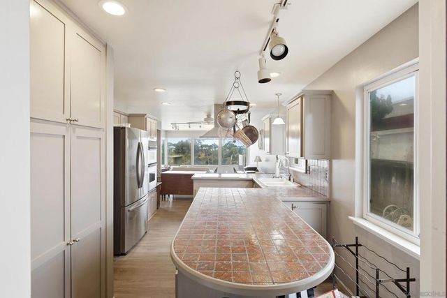 2732 Gobat, San Diego, CA 92122