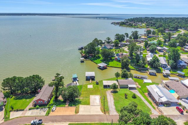 321 E Woodland Shores Drive, Point Blank, TX 77364