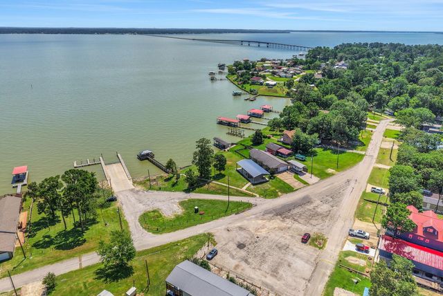 321 E Woodland Shores Drive, Point Blank, TX 77364