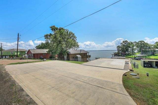 321 E Woodland Shores Drive, Point Blank, TX 77364