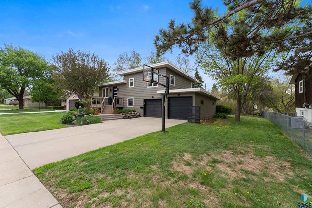 105 E 36TH St Street, Sioux Falls, SD 57105