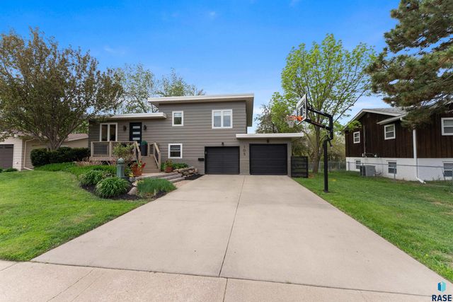 105 E 36TH St Street, Sioux Falls, SD 57105