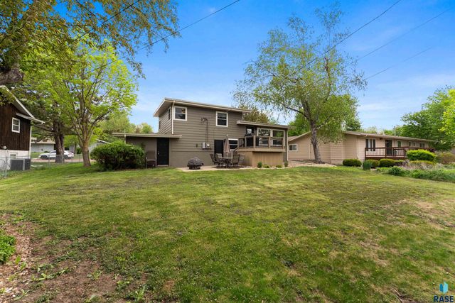 105 E 36TH St Street, Sioux Falls, SD 57105