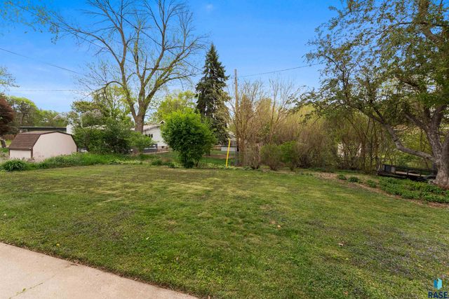 105 E 36TH St Street, Sioux Falls, SD 57105