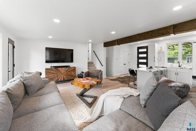 105 E 36TH St Street, Sioux Falls, SD 57105