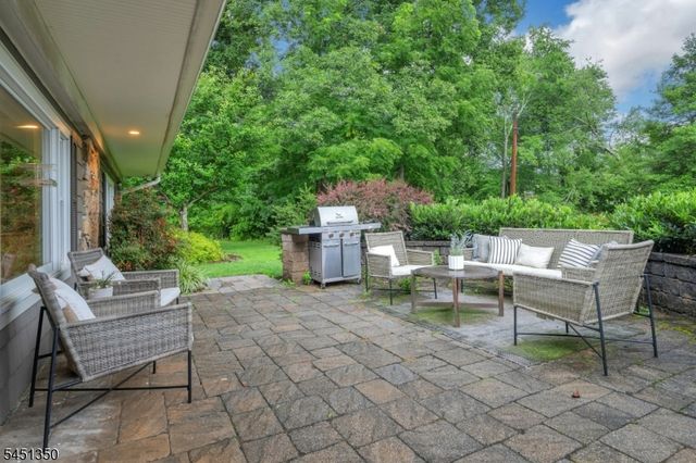 112 E Valley Brook Rd, Washington Twp., NJ 07853