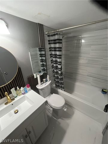 3 Bluebill AVE 207, Naples, FL 34108