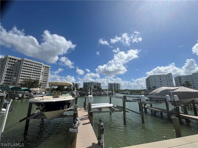 3 Bluebill AVE 207, Naples, FL 34108