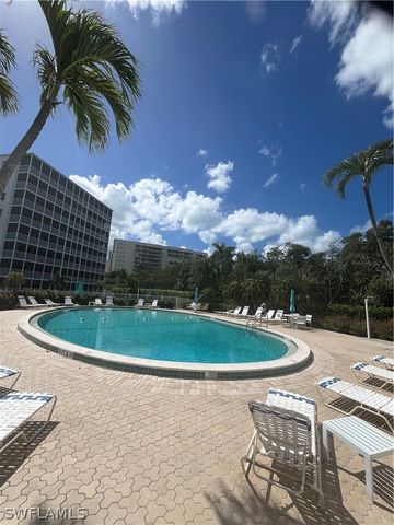 3 Bluebill AVE 207, Naples, FL 34108