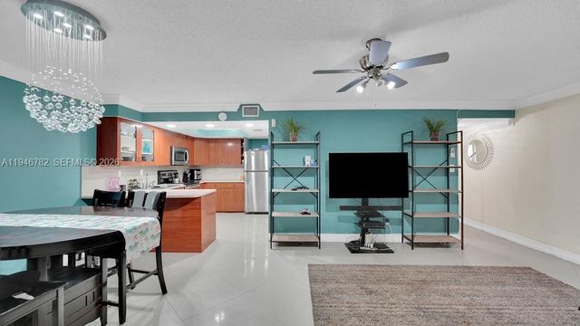 6 Spinning Wheel Ln 6, Tamarac, FL 33319