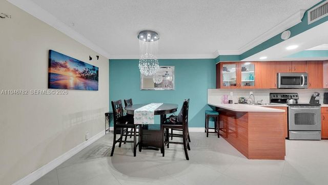 6 Spinning Wheel Ln 6, Tamarac, FL 33319