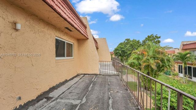 6 Spinning Wheel Ln 6, Tamarac, FL 33319
