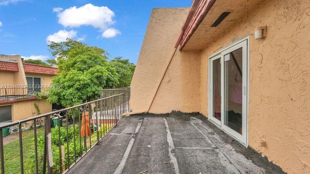 6 Spinning Wheel Ln 6, Tamarac, FL 33319