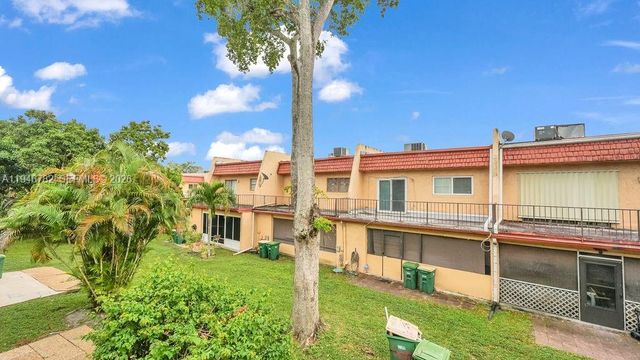 6 Spinning Wheel Ln 6, Tamarac, FL 33319