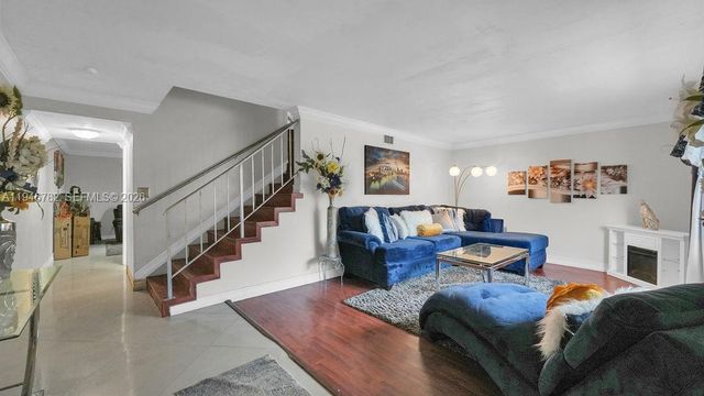 6 Spinning Wheel Ln 6, Tamarac, FL 33319