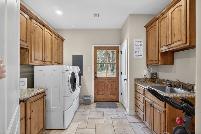 8021 Highway 12, Orange, TX 77632