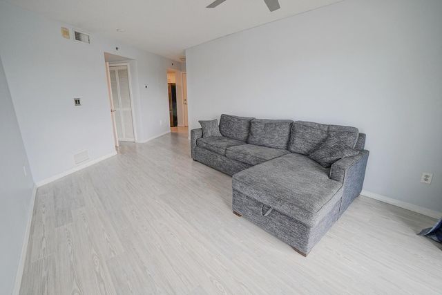 2415 NW 16th Street Road 512, Miami, FL 33125