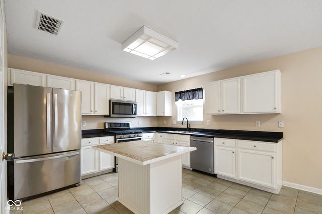 8641 Baypointe Drive, Avon, IN 46123