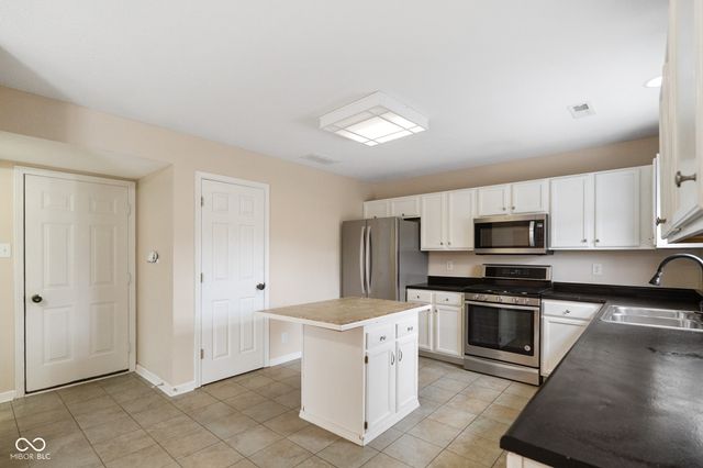 8641 Baypointe Drive, Avon, IN 46123