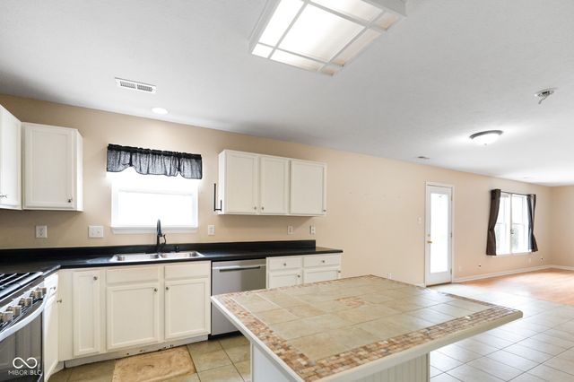 8641 Baypointe Drive, Avon, IN 46123