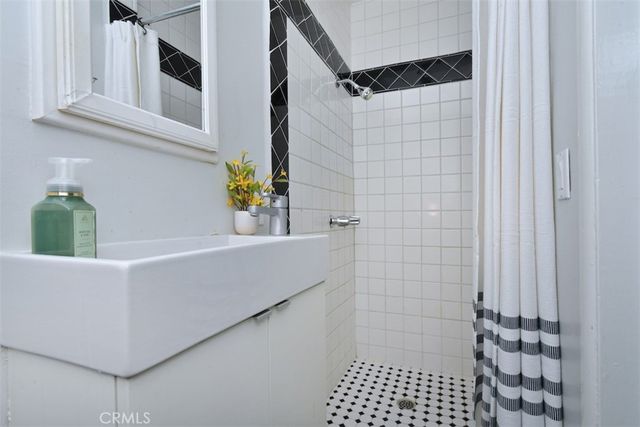 5836 Norwich Ave., Sherman Oaks, CA 91411