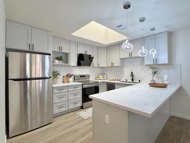 103 Grande Ave, Davis, CA 95616