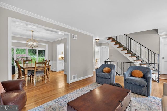 5721 MACARTHUR BLVD NW, Washington, DC 20016