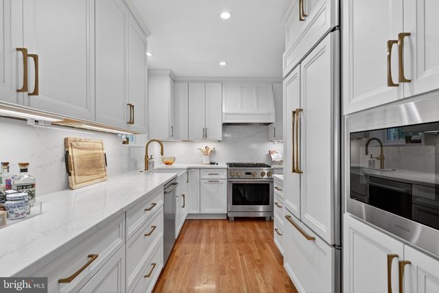 5721 MACARTHUR BLVD NW, Washington, DC 20016