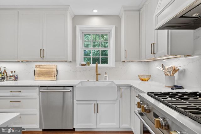 5721 MACARTHUR BLVD NW, Washington, DC 20016