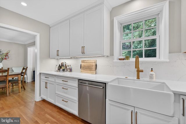 5721 MACARTHUR BLVD NW, Washington, DC 20016