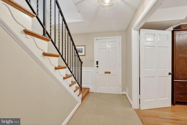 5721 MACARTHUR BLVD NW, Washington, DC 20016