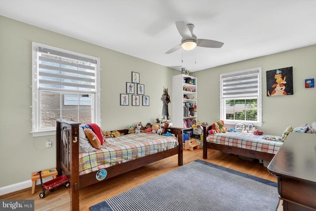 5721 MACARTHUR BLVD NW, Washington, DC 20016