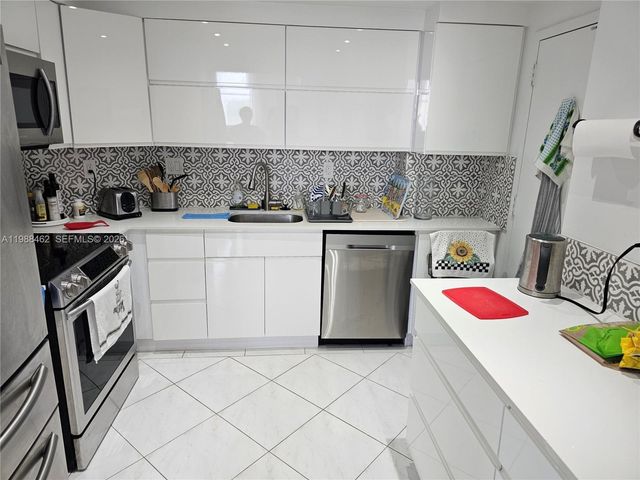 300 Bayview Drive 905, Sunny Isles Beach, FL 33160