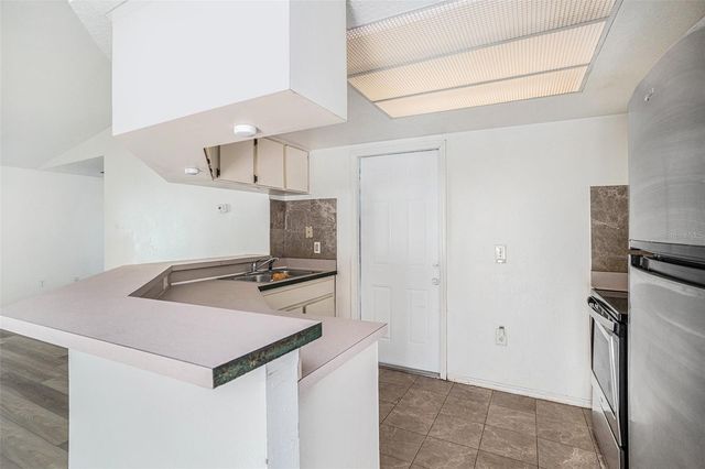 8512 LAZY RIVER DRIVE, Tampa, FL 33617