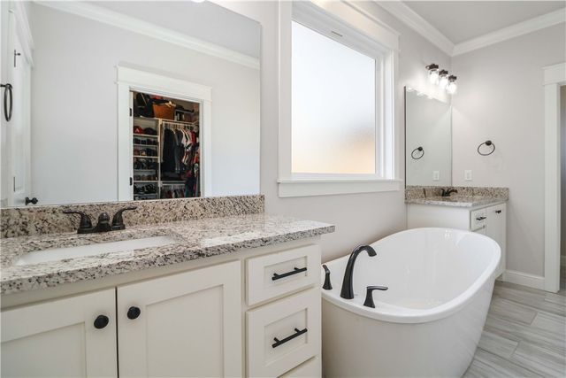 40 Cranfield Drive, Bella Vista, AR 72714