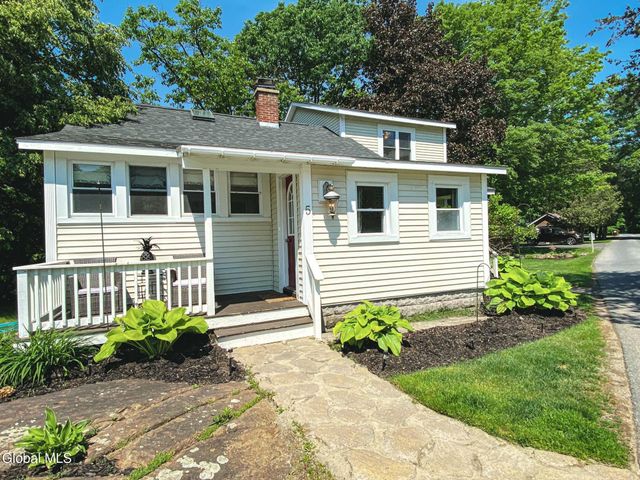 5 Hanneford Road, Queensbury, NY 12804
