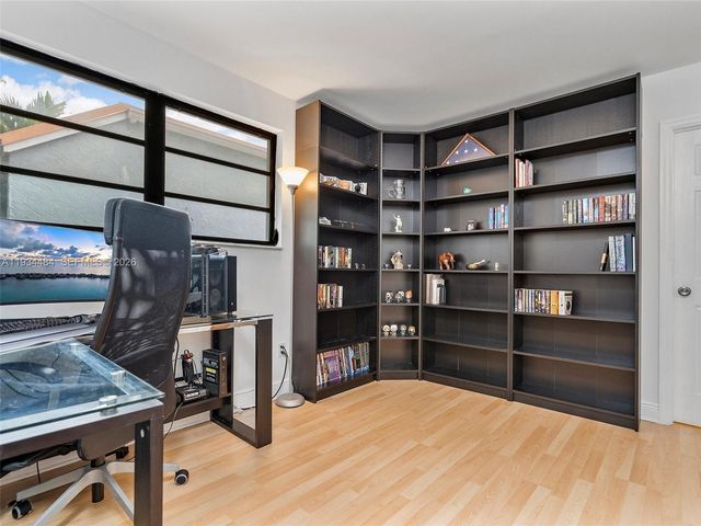 515 NE 38th St 10, Miami, FL 33137