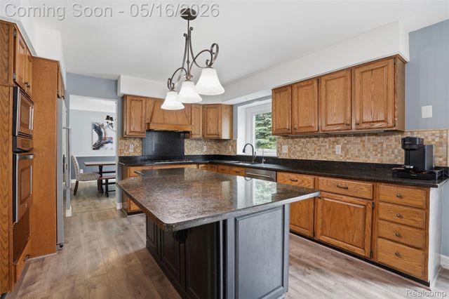 8876 Wintercove Drive, Commerce Charter Township, MI 48382