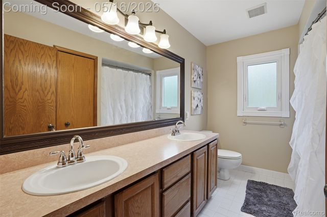 8876 Wintercove Drive, Commerce Charter Township, MI 48382