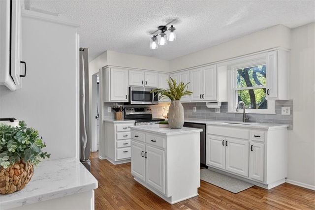 12404 S Seminole Drive, Olathe, KS 66062