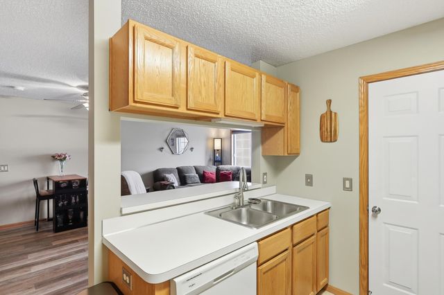 1805 Southcross Drive W 2706, Burnsville, MN 55306