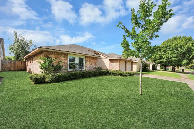 2519 Colonial Ridge Drive, Friendswood, TX 77546