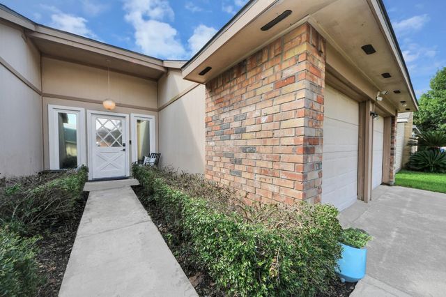 2519 Colonial Ridge Drive, Friendswood, TX 77546