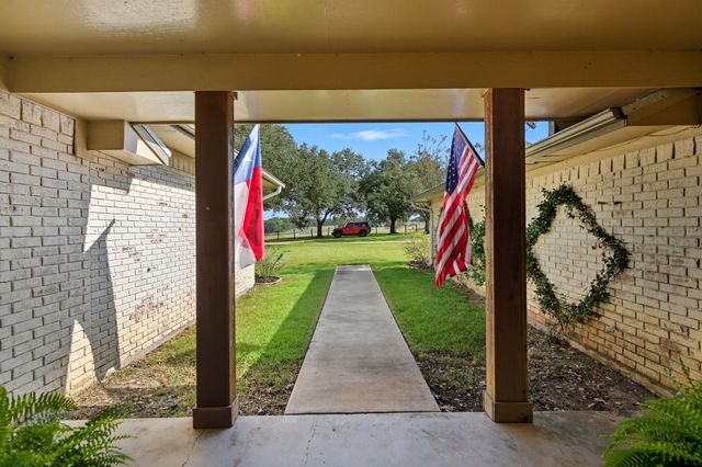 3588 Industry Road, Bleiblerville, TX 78931